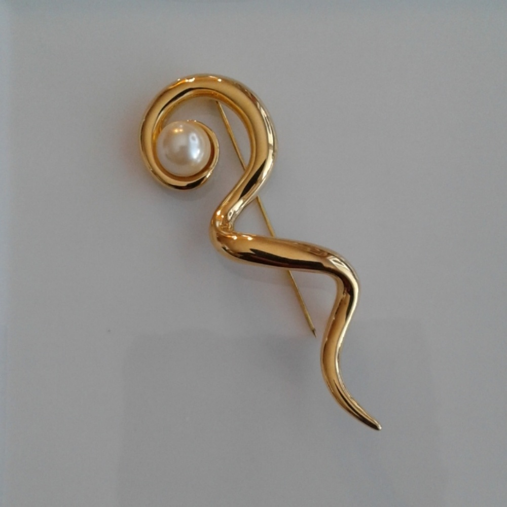 Avon Scroll Brooch/ pin